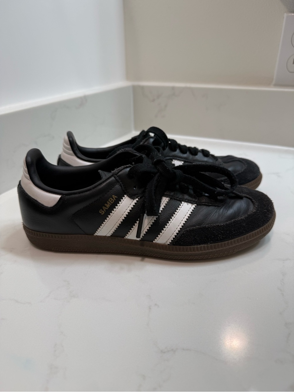 Adidas Samba unisex Black/White Leather Sneakers. Size 5.5